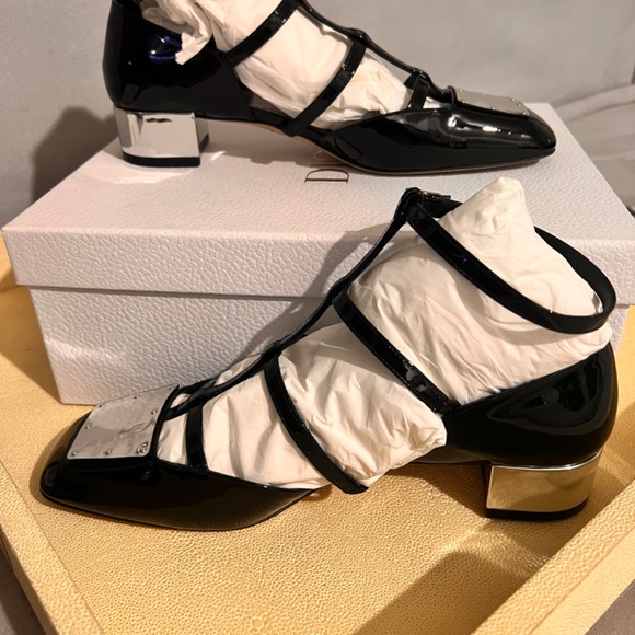 Prada - Picture 2 of 3